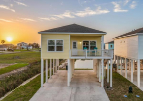 Cozy Bay Cottage with King Master Suite, Fire Pit and Pool
